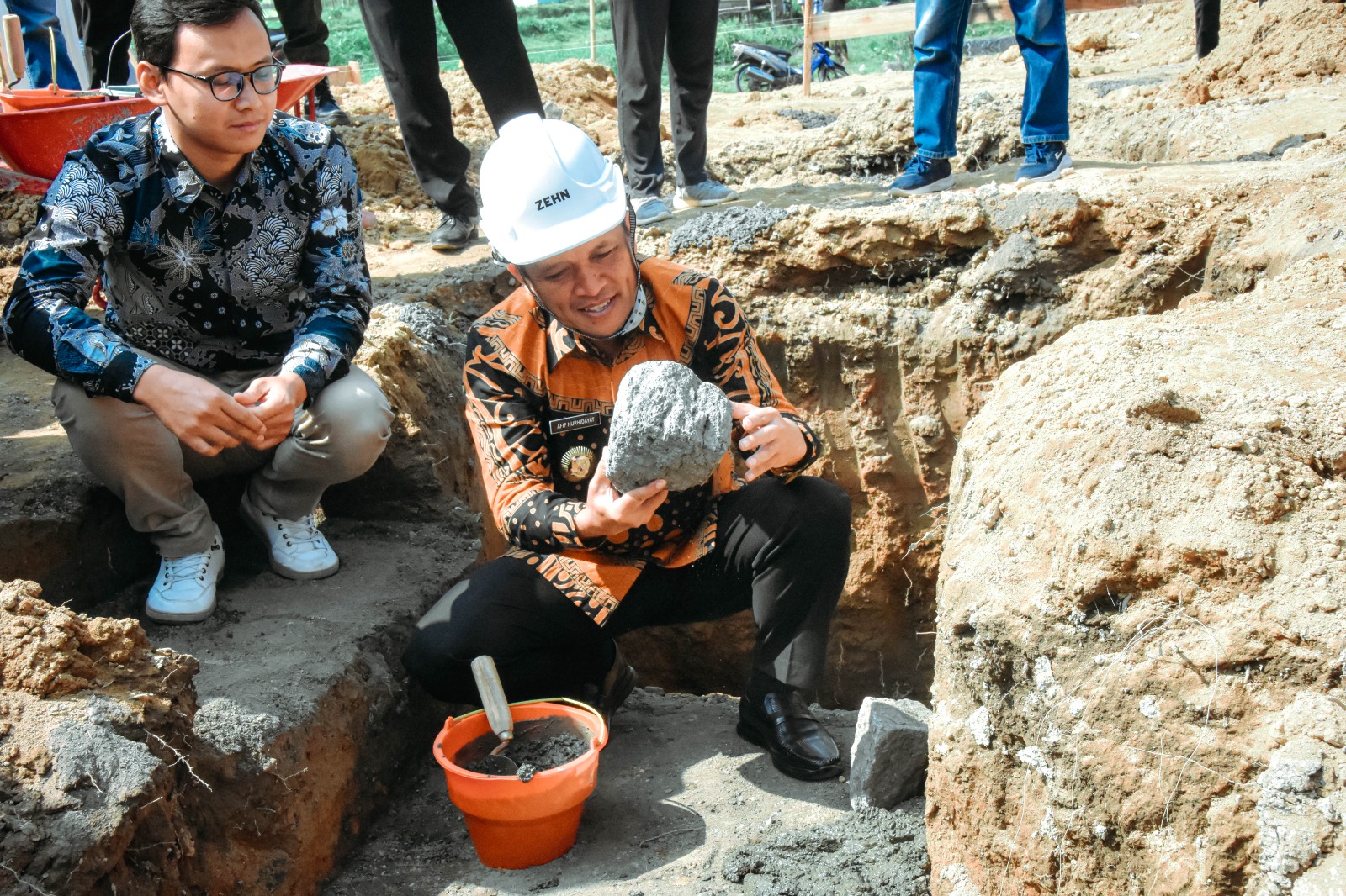 Bupati Wonosobo Afif Nurhidayat meletakkan batu pertama pembangunan gedung SMAN 1 Garung, Jumat (26/7/2024).