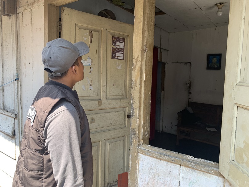 Ketua Bawaslu Roni Nefriyadi memantau stiker di rumah warga di Temanggung I beberapa waktu lalu.