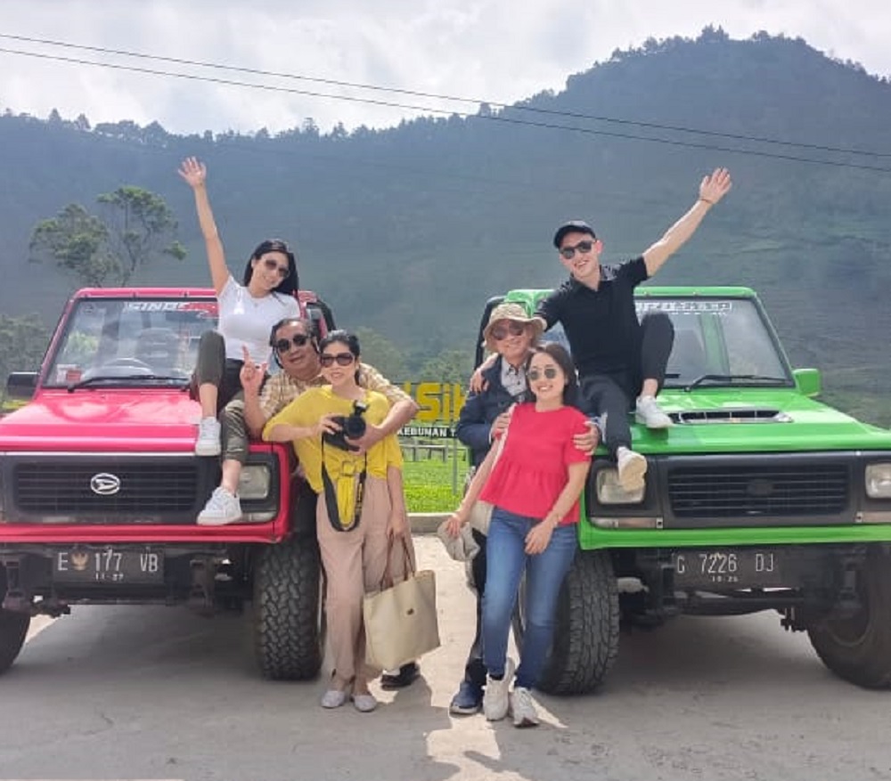 Dengan jeep, pengunjung De