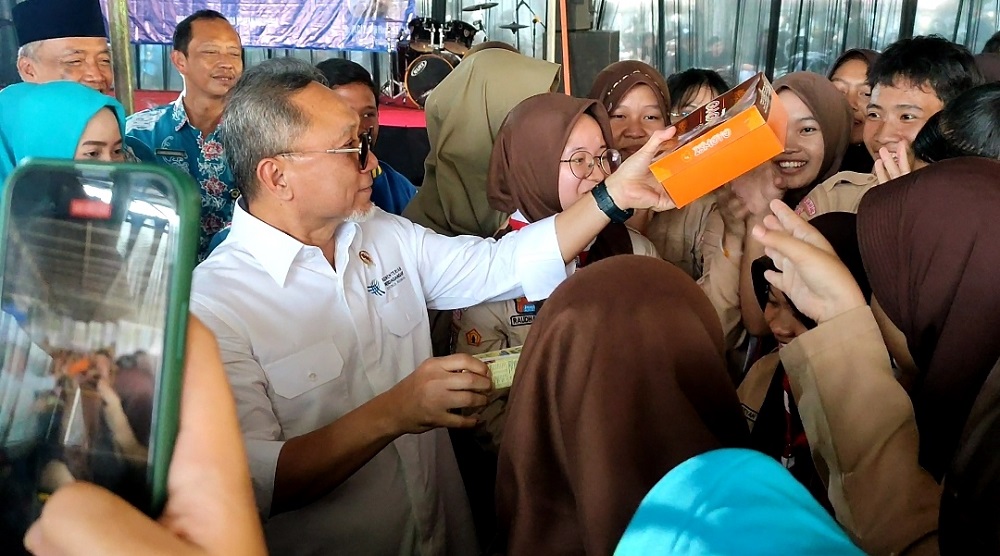Menteri Perdagangan Zulkifli Hasan saat membagikan makan siang gratis pada siswa di SMAN 3 Semarang, Jumat (26/7/2024).