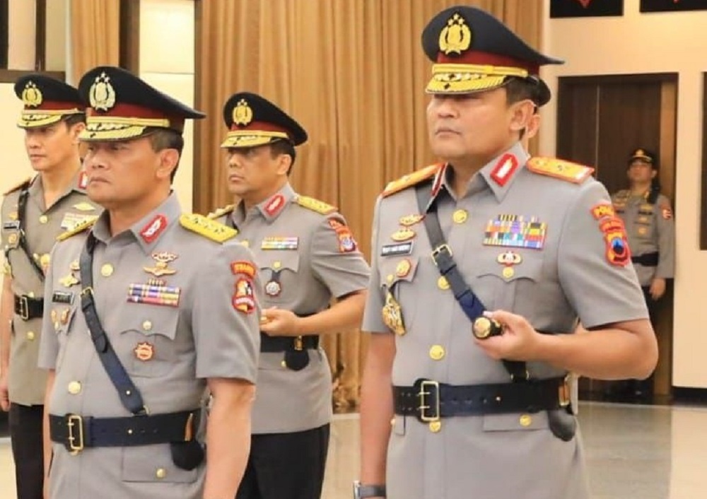Pelantikan Brigjen Pol Ribut Hari Wibowo (kanan) menjadi Kapolda Jateng menggantikan Komjen Ahmad Luthfi di Jakarta, Senin (29/7/2024)