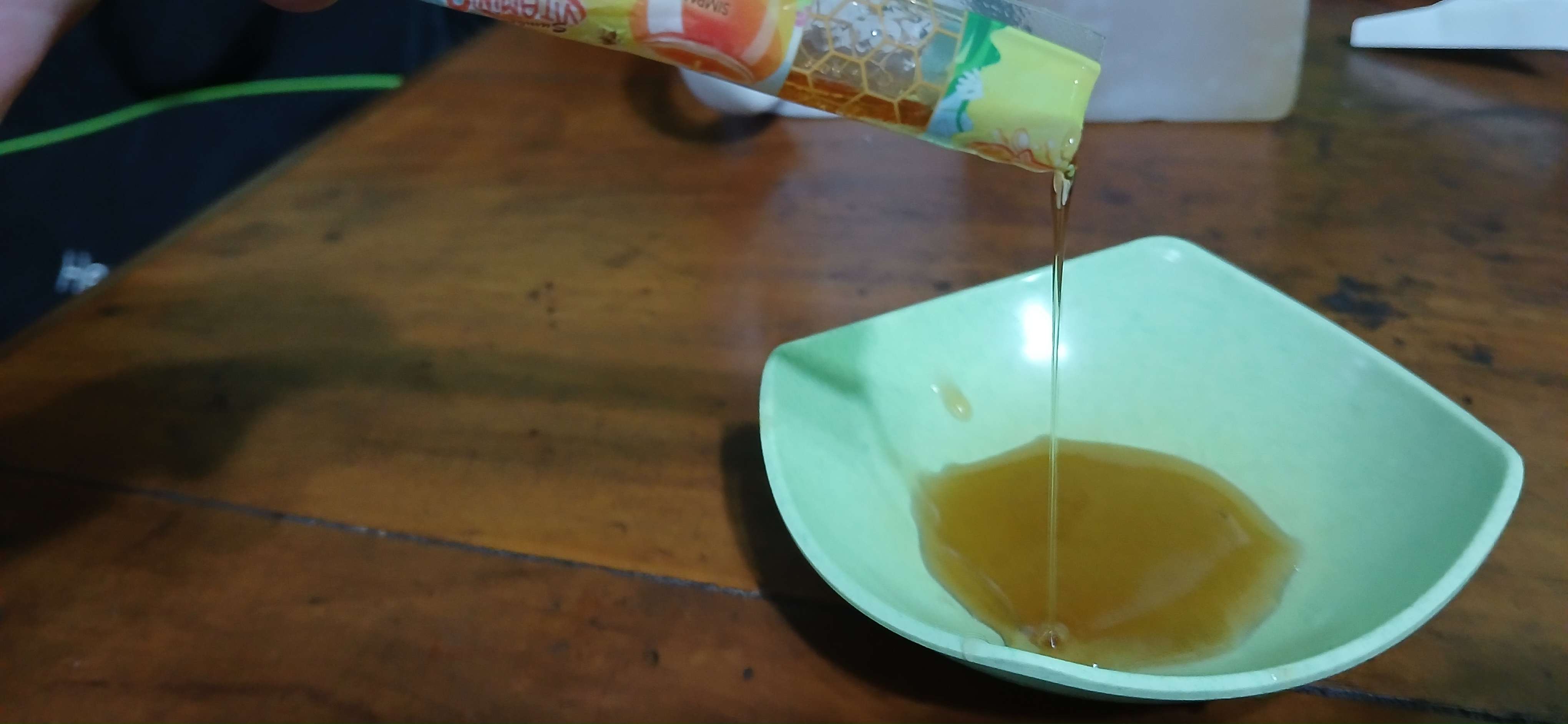 Masker madu dapat menghaluskan kulit dan mengatasi jerawat.