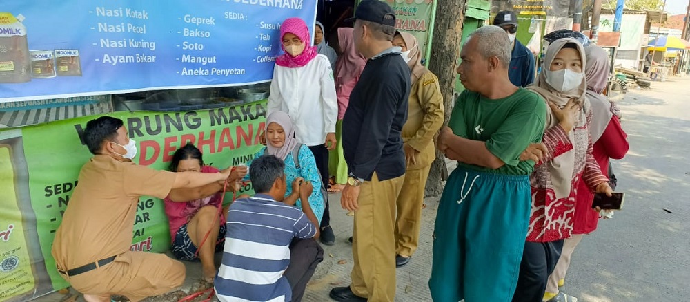 Perangkat Kelurahan Genuksari,  Semarang, Pekerja Sosial Masyarakat (PSM) dan Tenaga Kesejahteraan Sosial Kecamatan (TKSK) Genuk mendampingi orang dalam gangguan jiwa