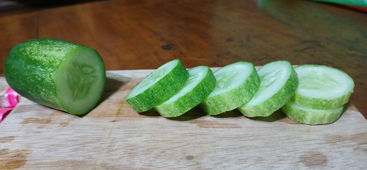 Timun dapat menyegarkan wajah dan mengatasi jerawat.