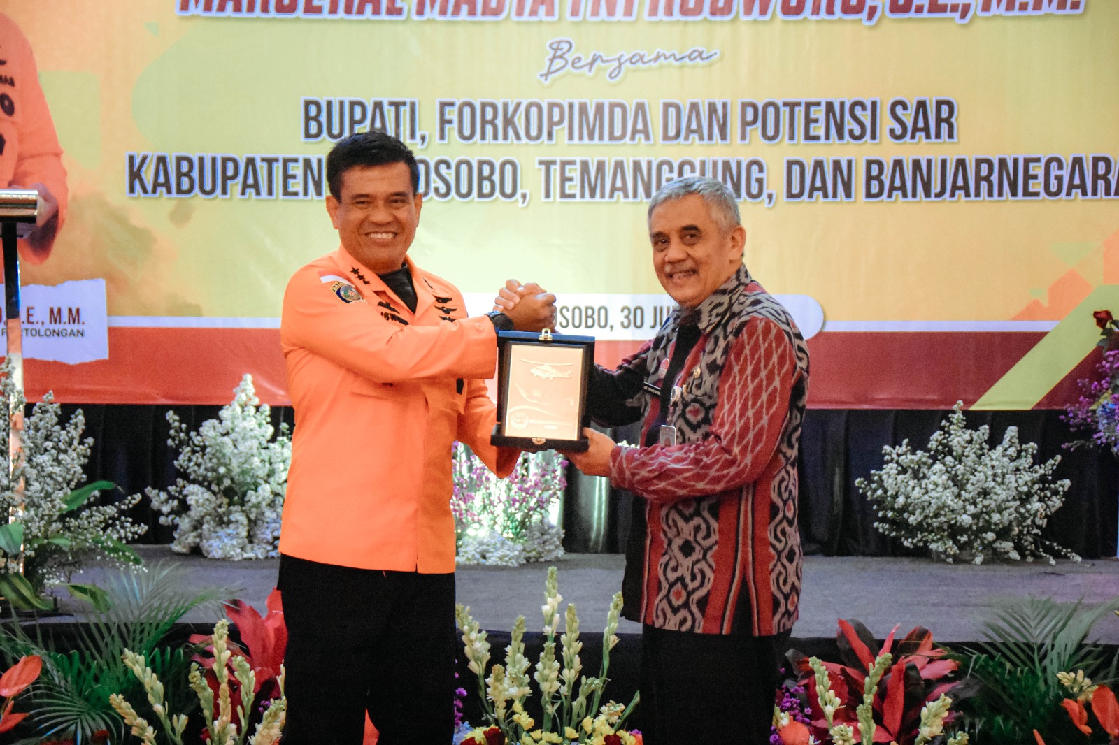 Kepala Basarnas RI Marsekal Madya Kusworo bersama Sekda Wonosobo One Andang Wardoyo ketika berkunjung ke Pos Basarnas Wonosobo, Selasa (30/7/2024).