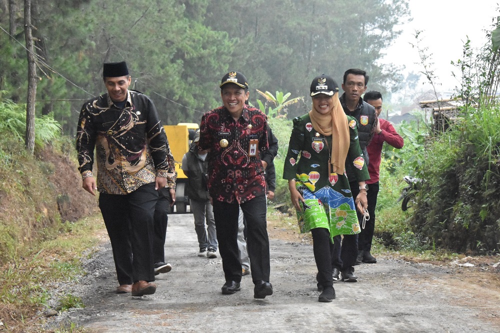 Bupati Wonosobo Afif Nurhidayat saat datang ke lokasi kegiatan perbaikan jalan di Desa Purwojiwo, Kecamatan Kalikajar, Kamis (1/8/2024).