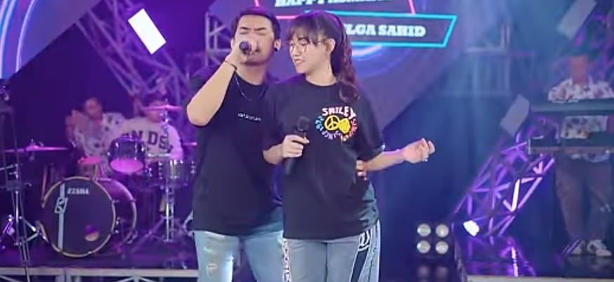 Happy Asmara dan Gilga Sahid saat menyanyikan lagu Seneng.