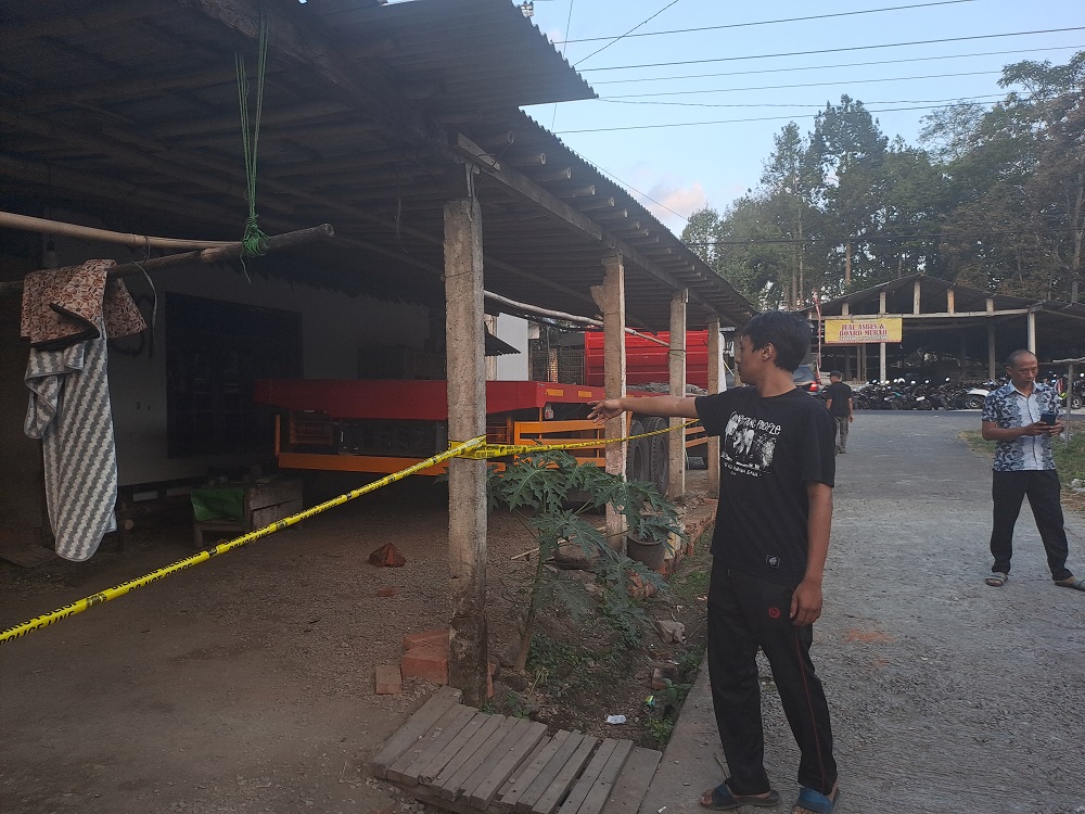 Salah satu korban luka menunjukkan lokasi penyerangan yang dilakukan oleh kawanan pelajar yang sedang tawuran di Tegalrejo, Kabupaten Magelang, Minggu (4/8/2024).