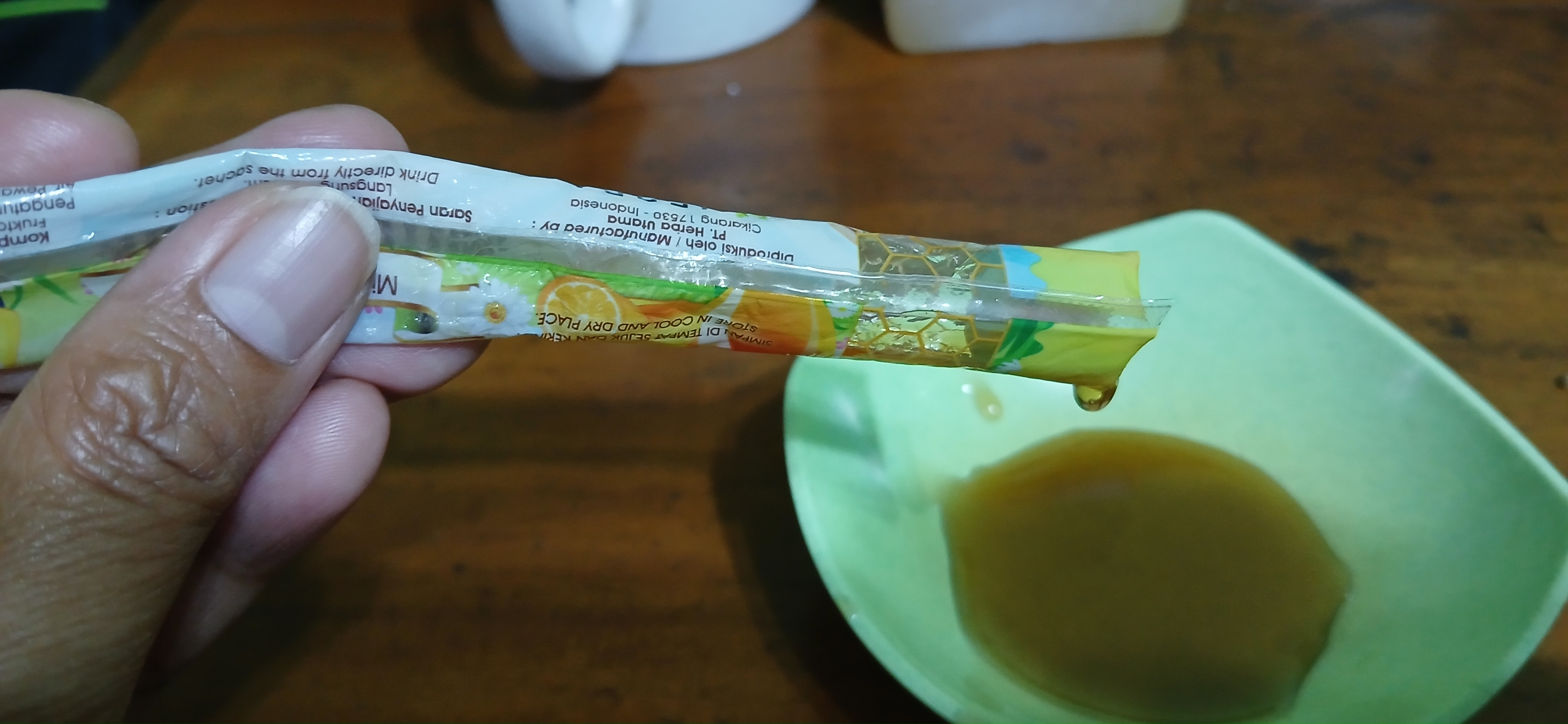 Madu bisa menghaluskan kulit kaki yang pecah-pecah.