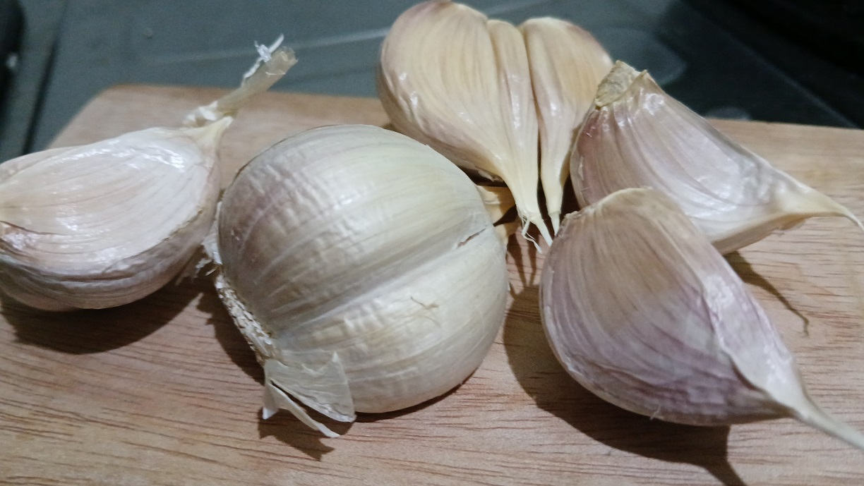 Kandungan bawang putih dapat menumbuhkan rambut di kepala.