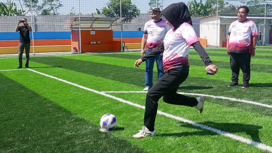 Forkopimda Temanggung tanding uji coba melawan Pemdes Samiranan di  lapangan mini soccer, Senin (5/8/2024).