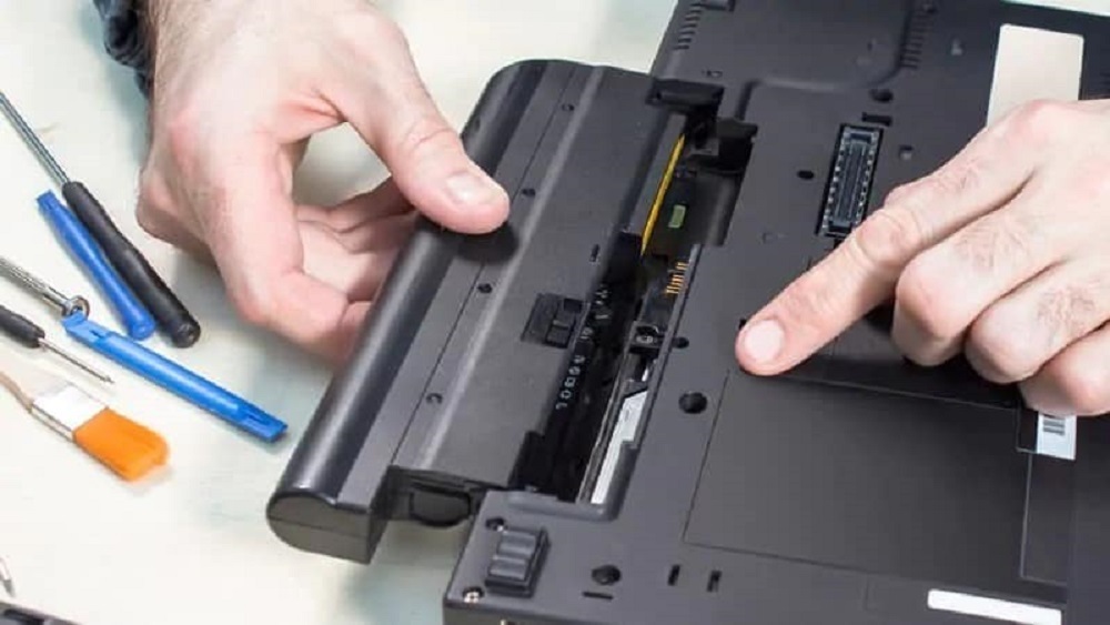 Begini cara merawat baterai laptop agar tetap awet dan bertahan lama.