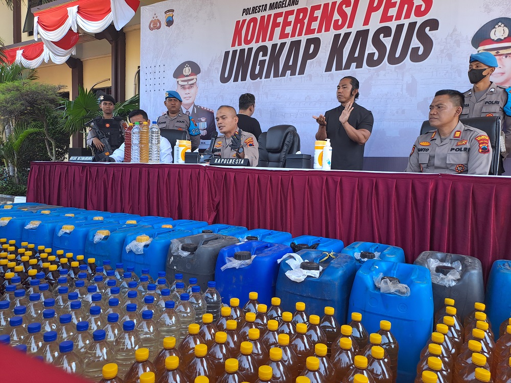 Kapolresta Magelang Kombes Pol Mustofa menunjukkan barang bukti minuman keras jenis ciu yang akan diedarkan di wilayah Magelang, Senin (5/8/2024).