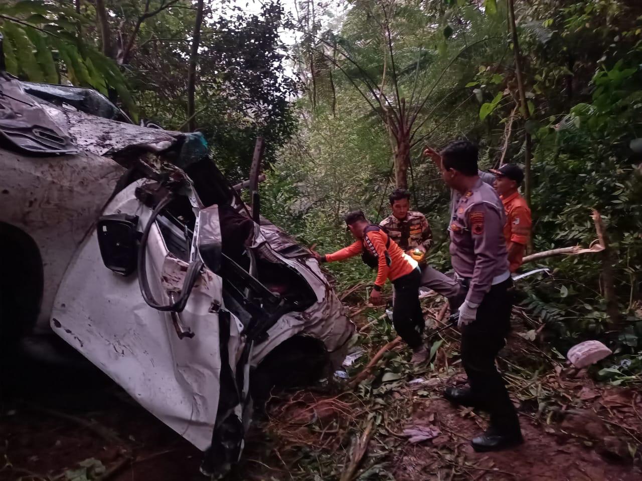 Polisi melakukan olah TKP di lokasi mobil Toyota Fortuner terjun ke jurang di jalur Batang-Dieng, Selasa (6/8/2024)