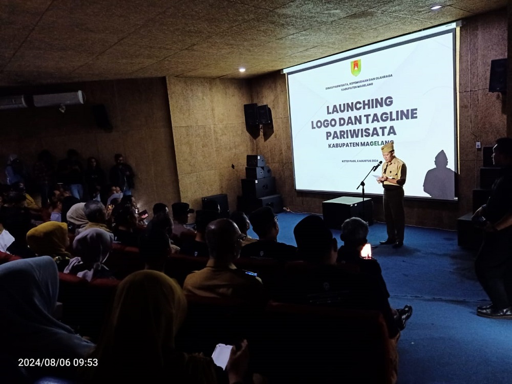 Asisten Perekonomian dan Pembangunan Setda Kabupaten Magelang Nanda Cahyadi Pribadi melaunching logo dan tagline baru pariwisata Kabupaten Magelang di Ketep Pass, Kabupaten Magelang, Selasa (6/8/2024)