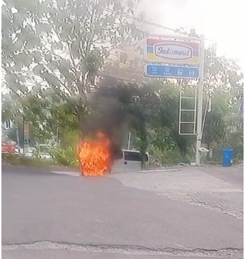 Sebuah mobil terbakar di Jalan Kompol R Soekanto, Mangunharjo, Tembalang, Kota Semarang, Rabu (7/8/2024) sore.
