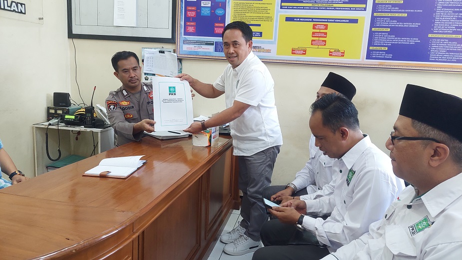 Ketua DPC PKB Kabupaten Temanggung Muh Amin  didampingi jajarannya menyerahkan berkas laporan kepada petugas Polres Temanggung, Kamis (8/8/2024).