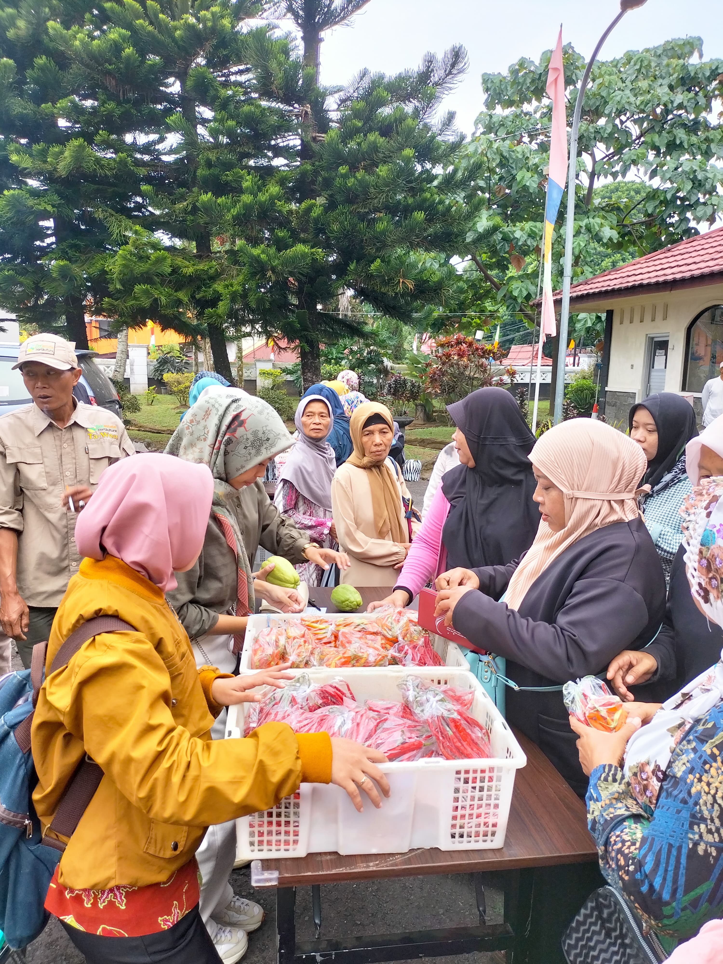 Warga membeli produk holtikultura di pasar murah yang digelar di halaman Pendopo Wakil Bupati, kemarin (8/8/2024).