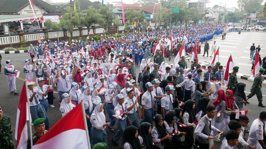 Ribuan siswa kirab bendera dalam rangka menyemarakkan HUT ke-79 Kemerdekaan RI dari Makodim ke Alun-alun Temanggung, Kamis (8/8/2024).