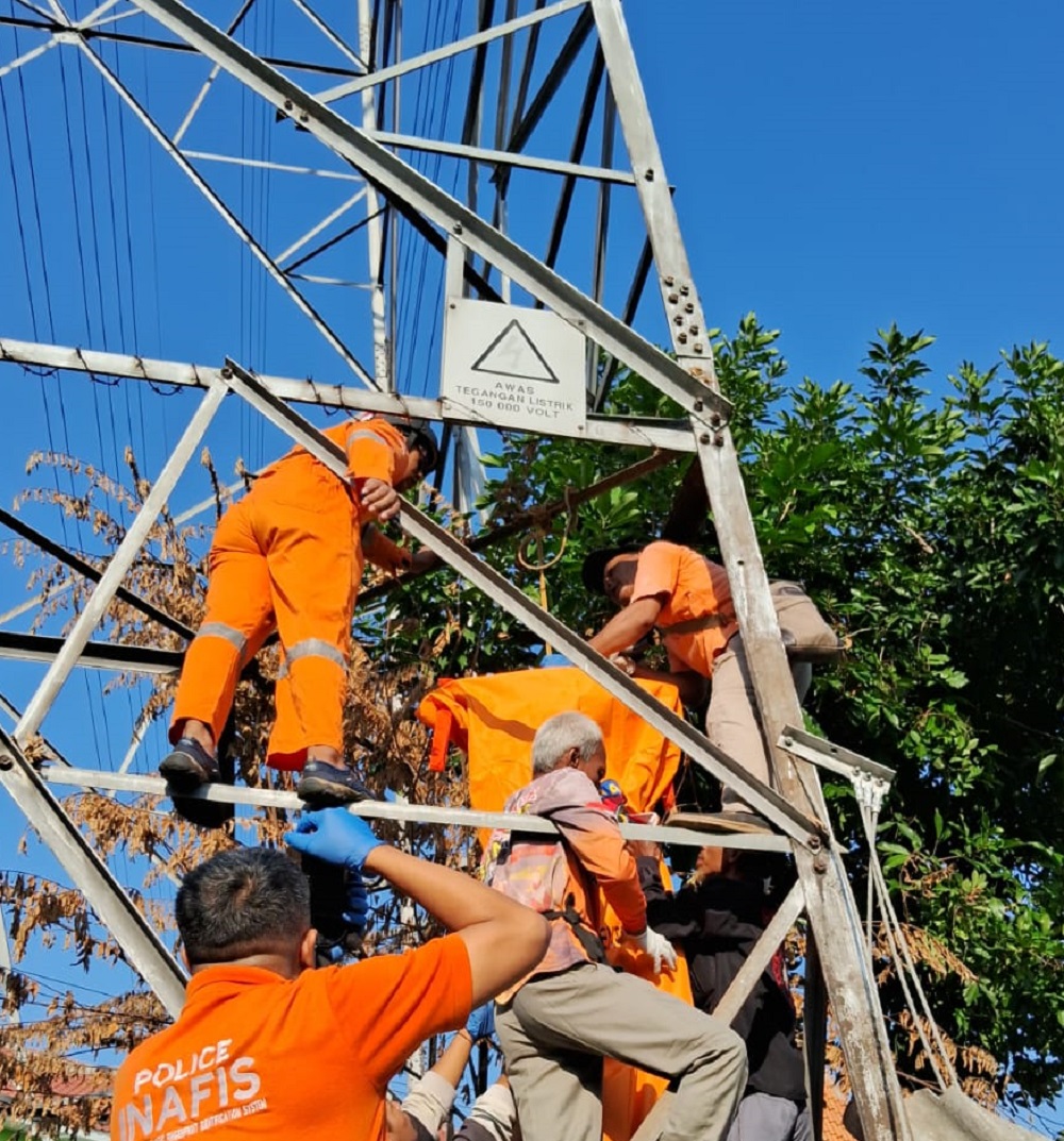 Polisi dan petugas PLN saat mengevakuasi korban di tower SUTET Purwoyoso, Ngaliyan, Kota Semarang.