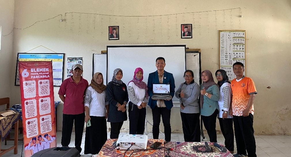 Widya Permana (tengah) mahasiswa KKN Fakultas Hukum Undip bersama guru SDN Mento, Kecamatan Candiroto, Kabupaten Temanggung, Rabu (24/7/2024).