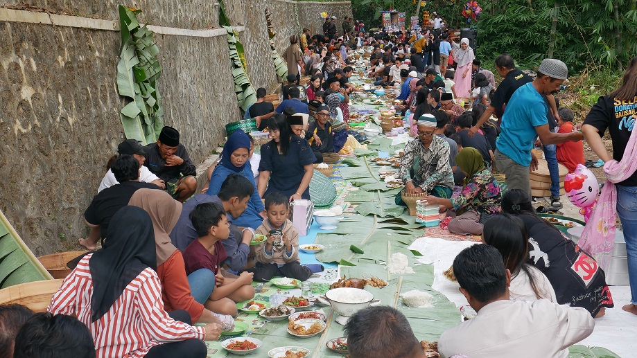 Warga Dusun Sigran, Desa Kemiri, Kecamatan Kaloran, Kabupaten Temanggung makan bersama usai memanjatkan doa, Jumat (9/8/2024).