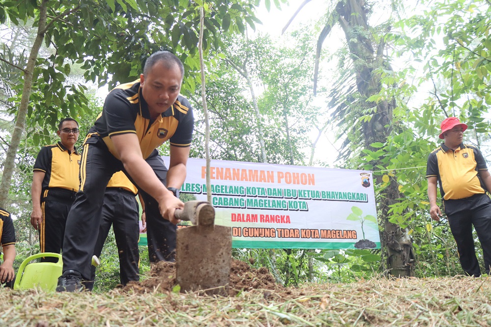 Kapolres Magelang Kota AKBP Dhanang Bagus Anggoro menanam pohon sentul di Kebun Raya Gunung Tidar, Kota Magelang dalam rangka memperingati Hari Hutan Nasional, Jumat (9/8/2024).