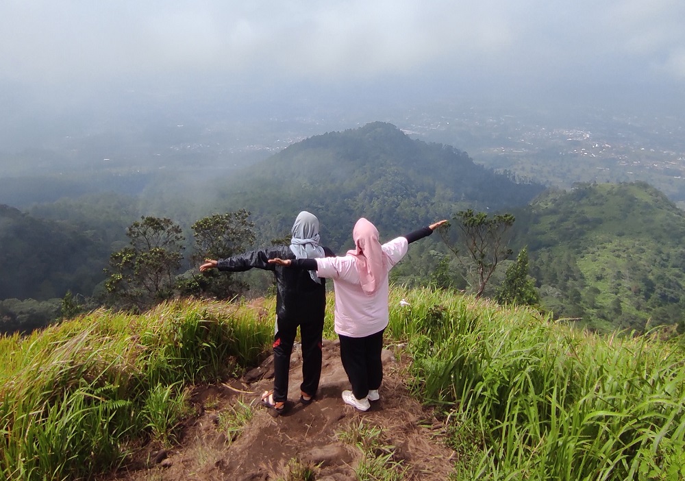 Dua pendaki berfoto di sabana Gunung Ungaran, Kabupaten Semarang
