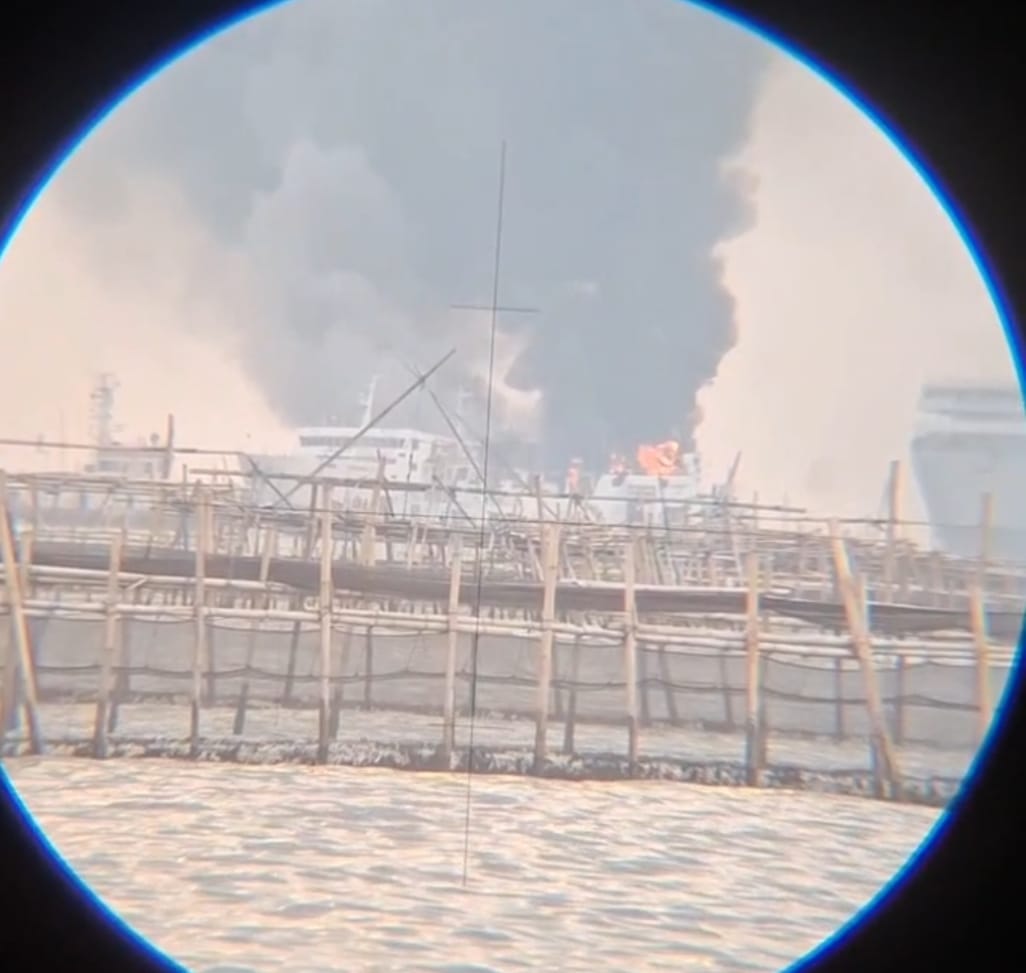 Sebuah kapal yang bersandar di Pelabuhan Tanjung Emas, Semarang dikabarkan terbakar, Minggu (11/8/2024) sore.