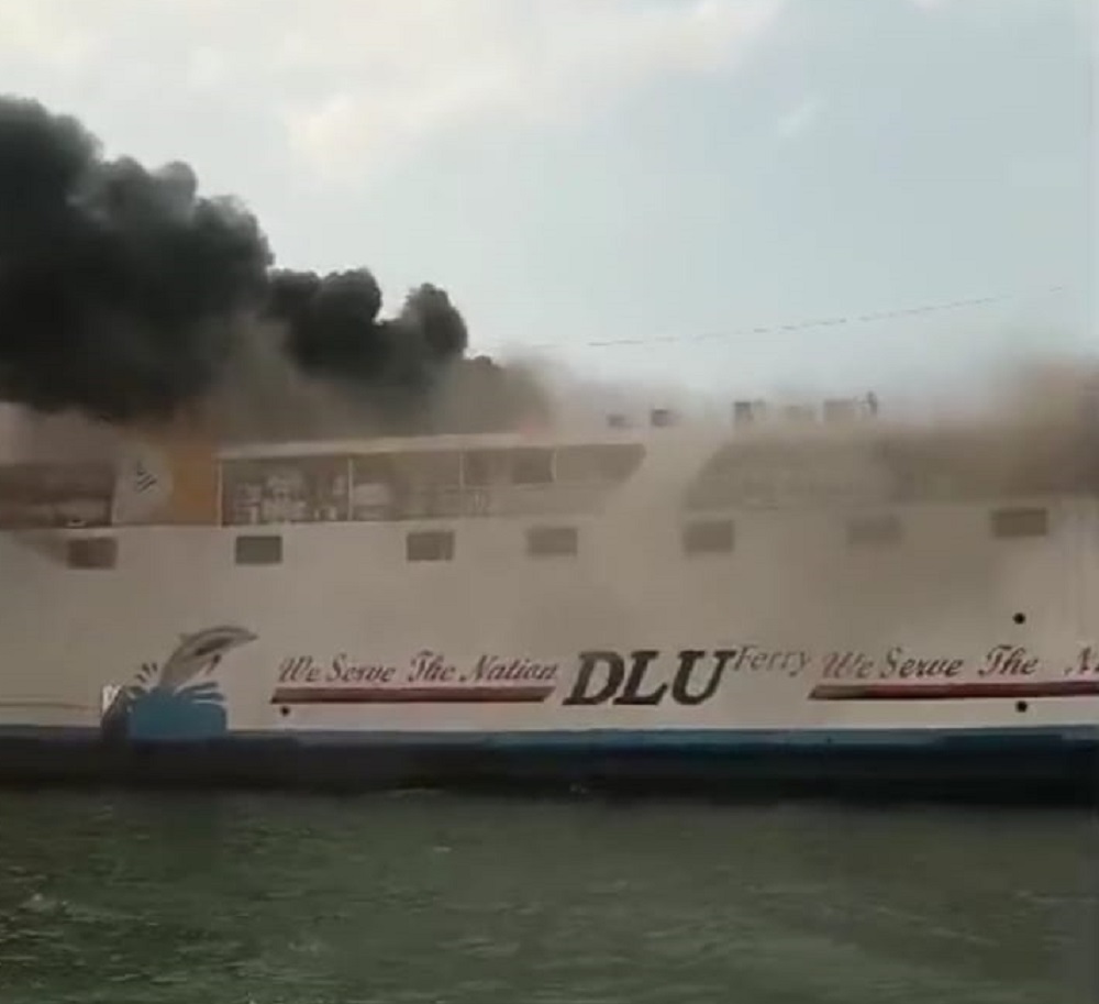 Kapal Motor Kirana 1 milik PT Dharma Lautan Utama yang terbakat di tengah laut dekat Pelabuhan Tanjung Emas Semarang, Minggu (11/8/2024)