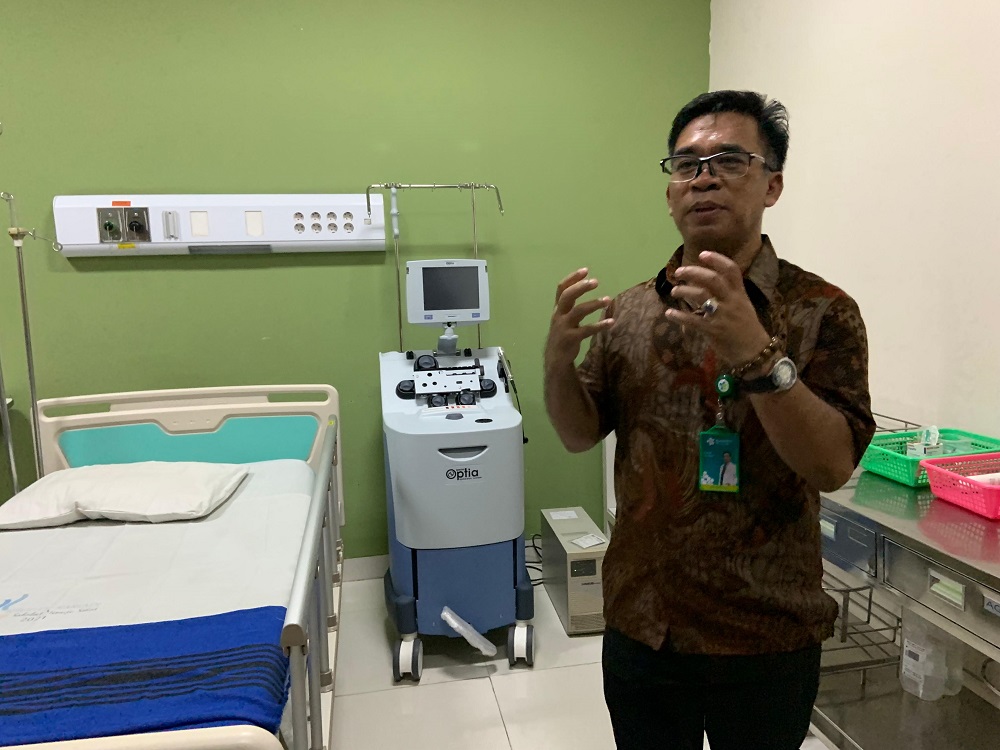 Ketua Tim CST RSUP dr Kariadi Damai Santosa memperlihatkan alat yang digunakan untuk CST.&nbsp;  &nbsp;