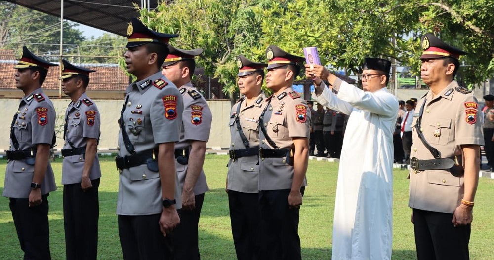 Upacara serah terima jabatan yang dilaksanakan di halaman Mapolres Kendal.