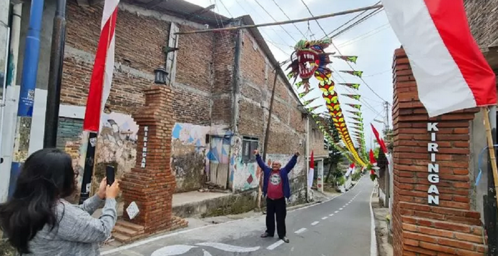 Jalan Kampung Kiringan RT 1 RW 2, Kelurahan Tidar Utara, Kecamatan Magelang Selatan dipasang layang-layang berbentuk naga untuk menyemarakkan HUT ke-79 Kemerdekaan RI.