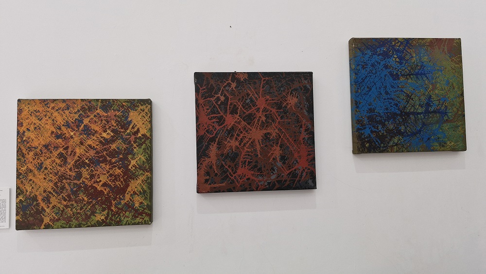 Tiga lukisan abstrak berjudul  Abstract Alien Series dipamerkan dalam pameran tunggalnya di Mosvia Cofee, gedung Polres Magelang Kota.