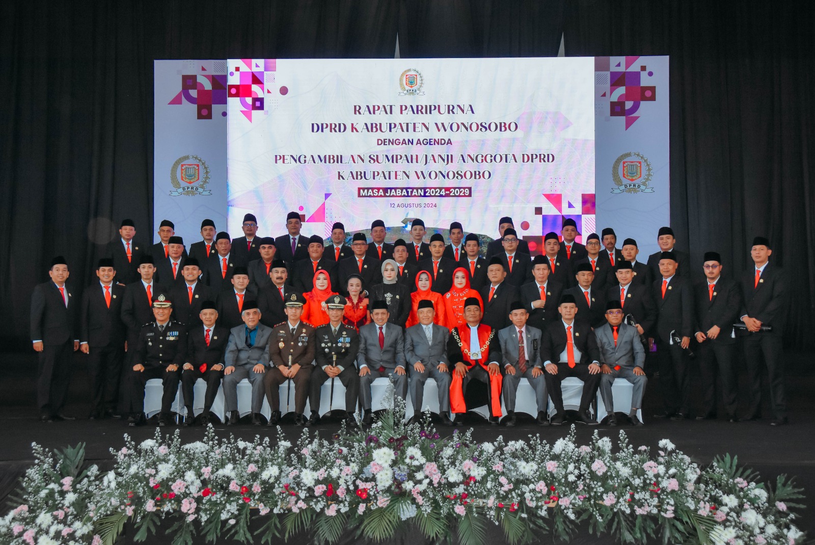 Anggota DPRD Kabupaten Wonosobo masa jabatan 2024-2029 foto bersama dengan forkompimda usai diambil sumpah jabatan di gedung Sasana Adipura Kencana, Senin (12/8/2024).