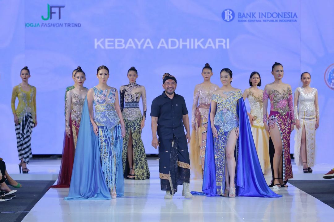 Kukuh Haryawan saat melakukan bersama para model yang mengenakan kebaya hasil karyanya.