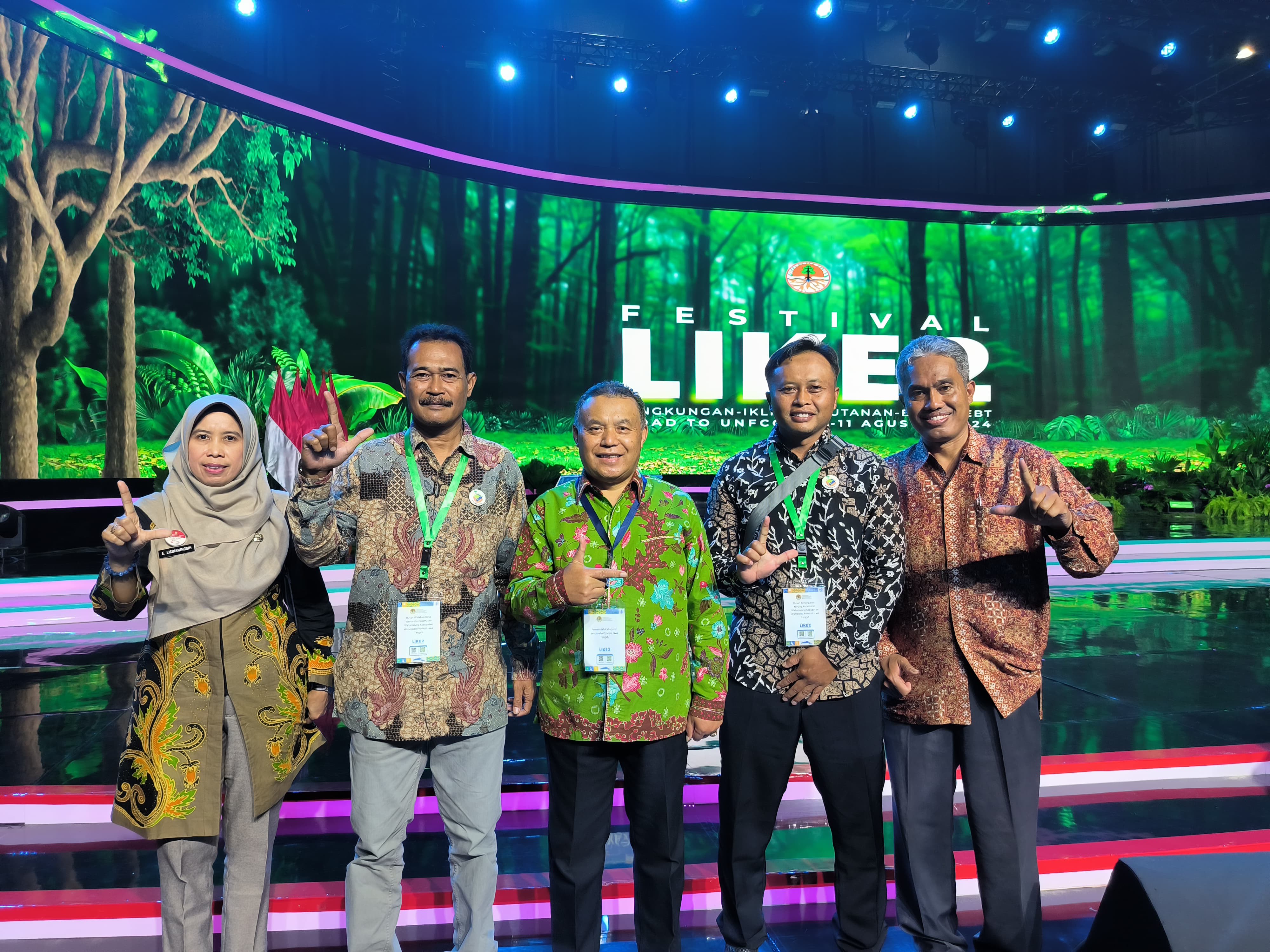 Wakil Bupati Wonosobo Muhammad Albar (tengah) bersama jajarannya usai menerima penghargaan Proklim 3 dari Kementerian LHK RI di JCC Senayan, Jumat (9/8/2024).