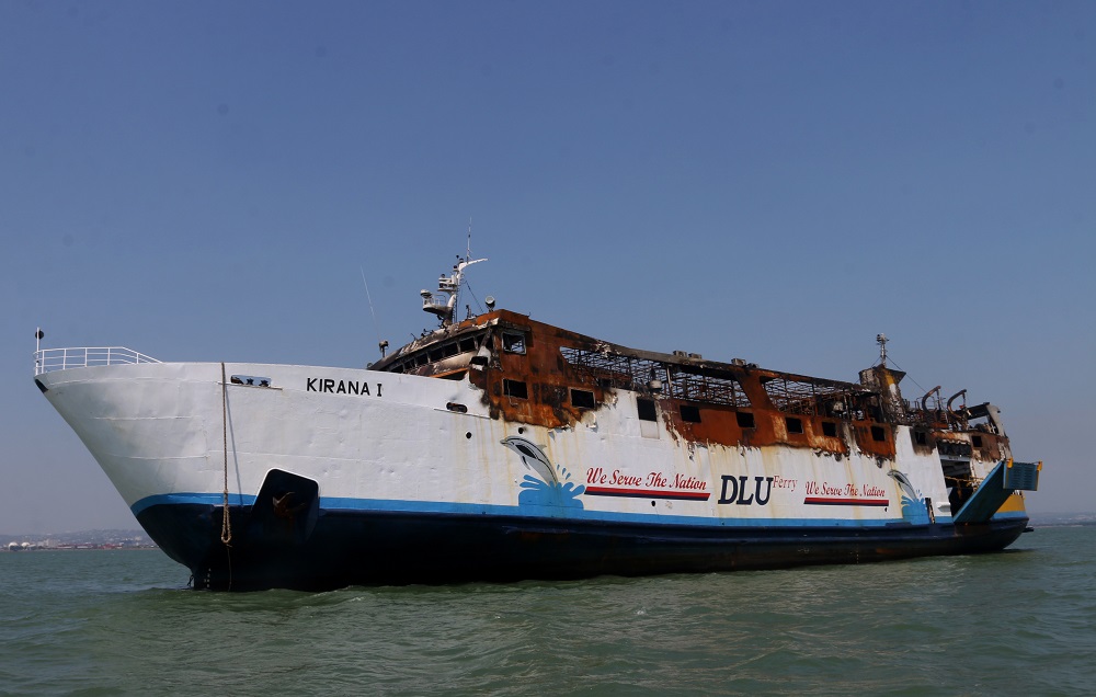 KM Kirana 1 yang terbakar di Peraiaran Semarang masih berada di dekat dermaga Pelabuhan Tanjung Emas Semarang, Rabu (14/8/2024).