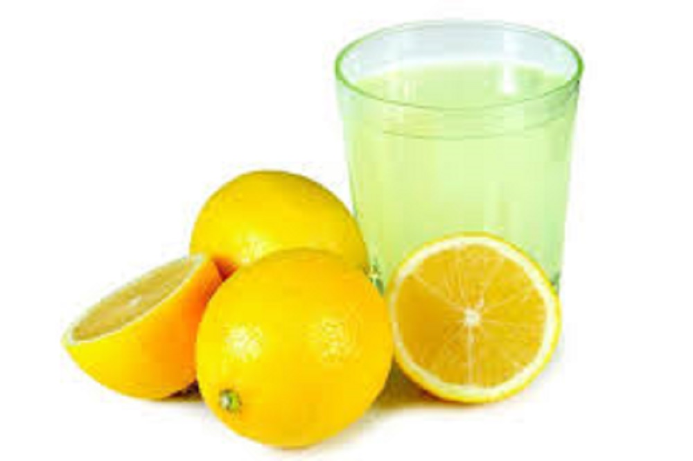 Minum air lemon di pagi hari sudah menjadi kebiasaan populer bagi banyak orang yang ingin memulai hari dengan segar.