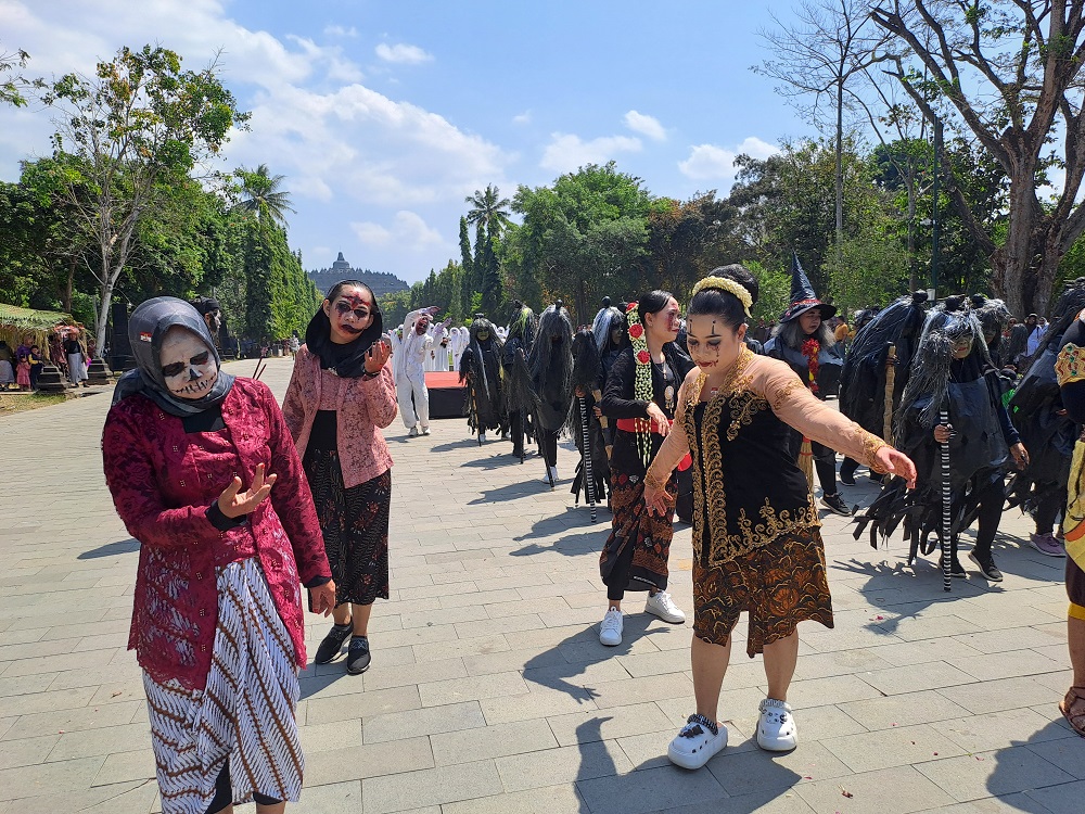 Pedagang Borobudur mengikuti fashion show dengan dandanan hantu di halaman Marga Utama Taman Wisata Candi Borobudur, Kabupaten Magelang, Selasa (13/8/2024).