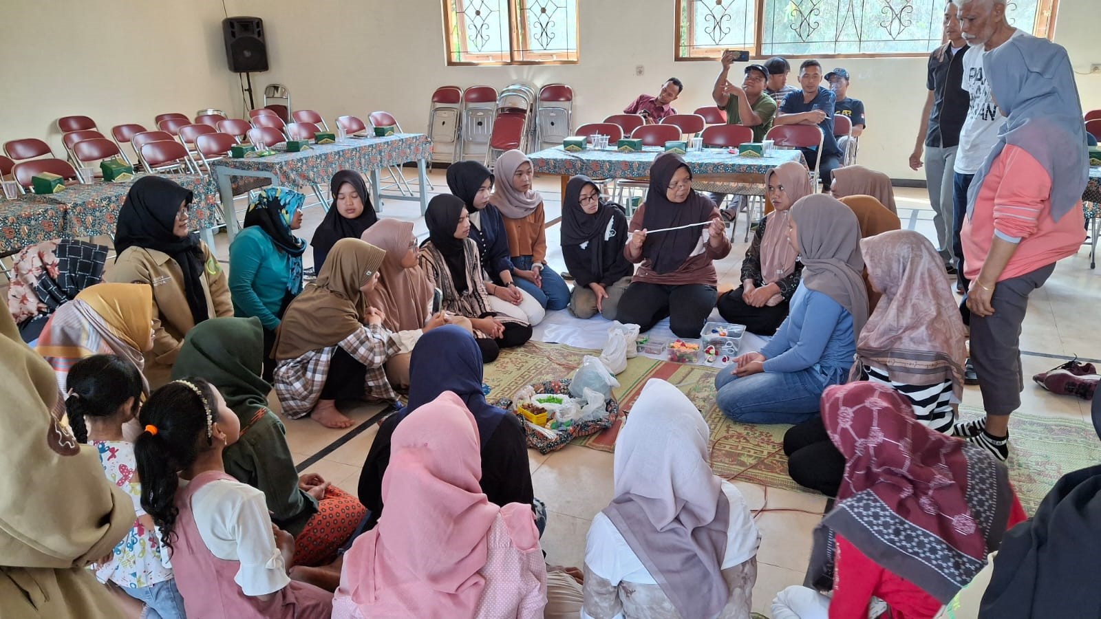 Tim PPK Ormawa Himpunan Mahasiswa Jurusan Manajemen Fakultas Ekonomi Untidar mengadakan sosialisasi Pengelolaan Sampah Anorganik di Aula Balai Desa Daleman Kidul, Pakis, Kabupaten Magelang, Minggu.