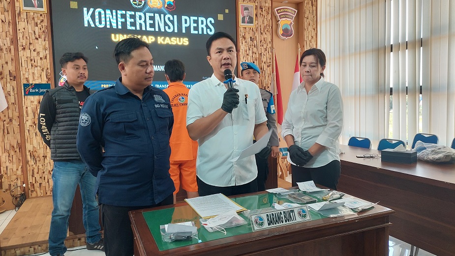 Kasatres narkoba Iptu Rio Putra Simanjuntak menunjukkan barang bukti sabu, Senin (12/8/2024).