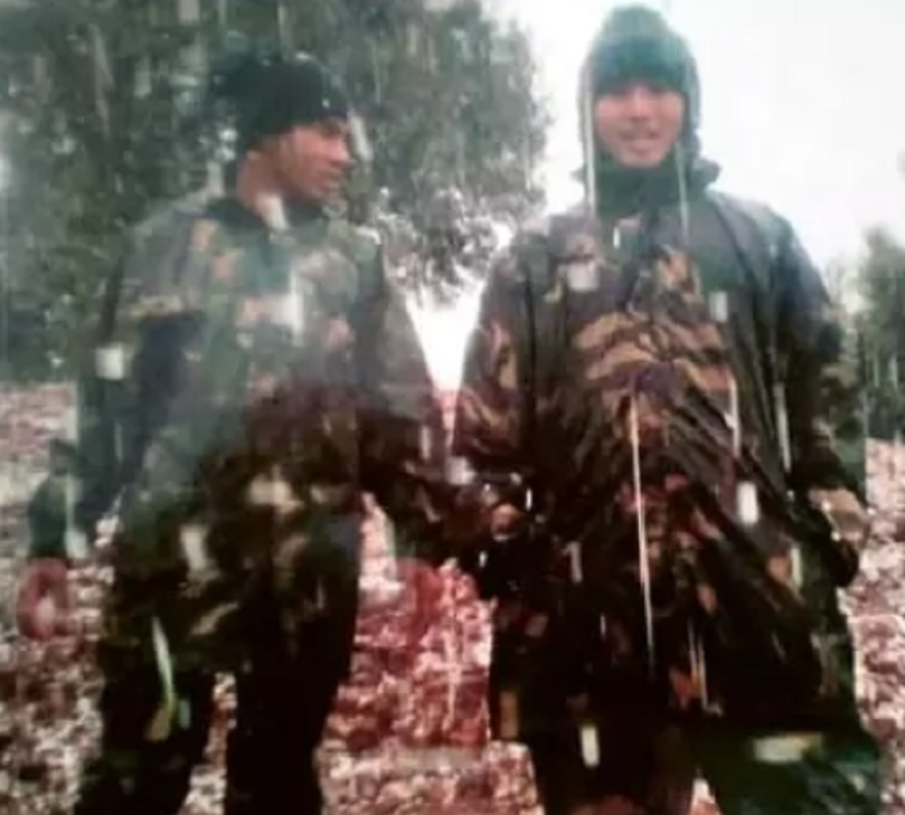 Iwan Tri Wibowo (kanan) bertahan dari dinginnya salju yang turun di Lebanon saat dia bertugas Menjadi Oasukan Perdamaian Pada 2006.