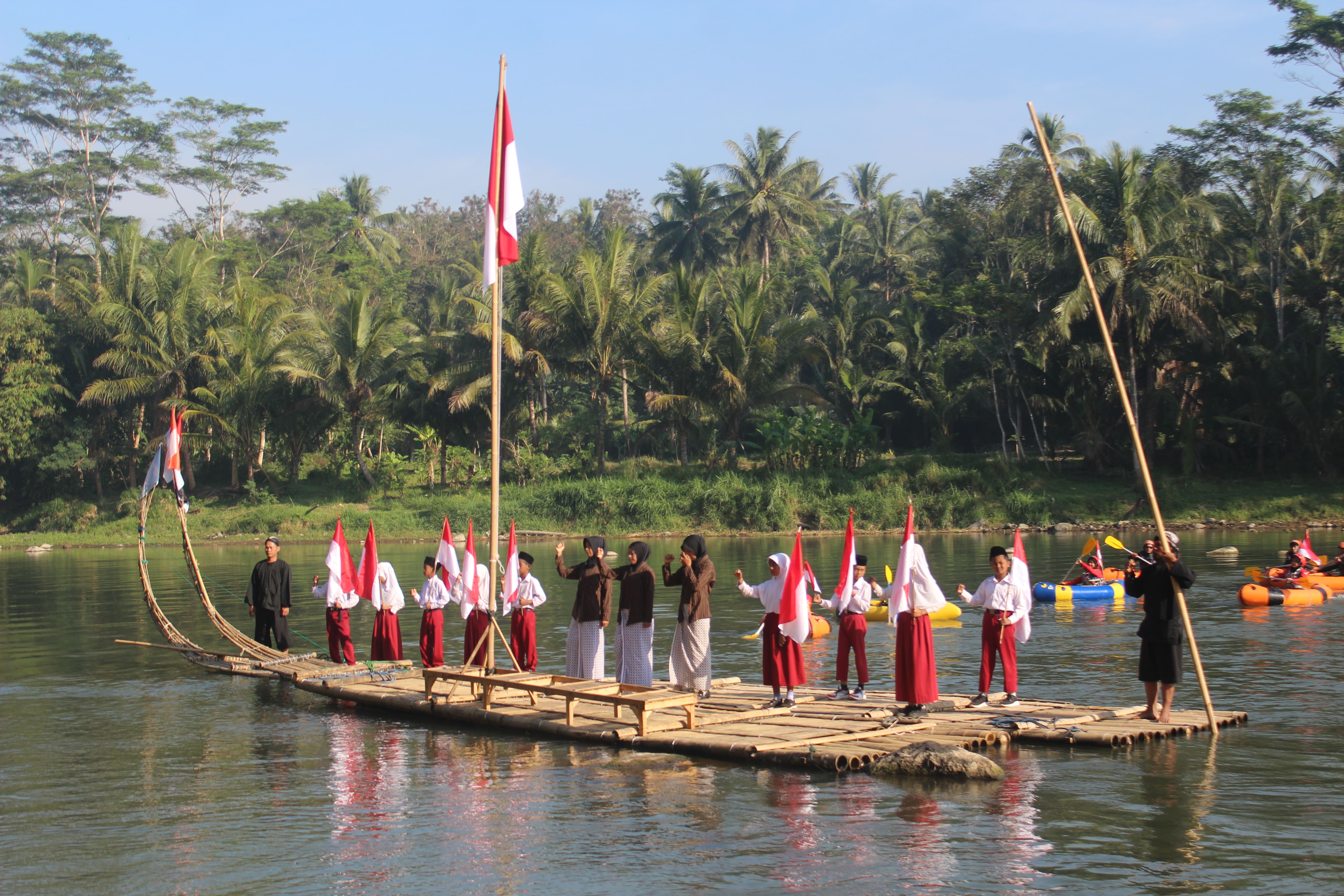 Upacara bendera merah putih pada HUT ke-79 RI di atas&nbsp;getek, di&nbsp;Wisata Getek Balong, Borobudur, Kabupaten Magelang, Sabtu (17/8/2024).