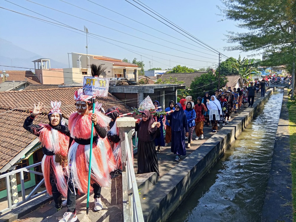 Keseruan warga RW 01 Kampung Potrosaran, Kelurahan Potrobangsan, Kota Magelang mengikuti Festival Kali Kota, Minggu (18/8/2024)  &nbsp;