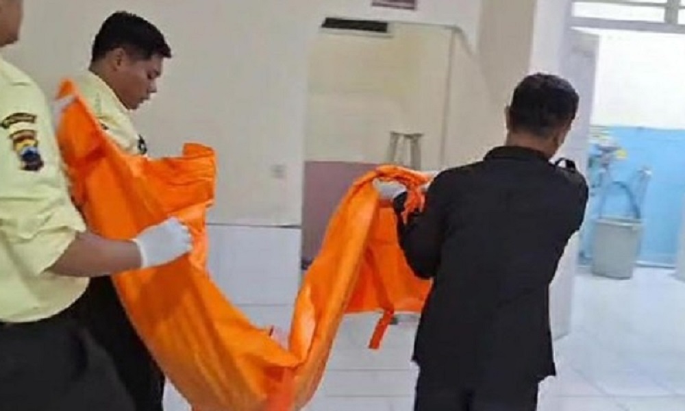 Petugas mengevakuasi jenazah Karni, warga Dukuh Karangsari, Desa Wlahar, Kecamatan Larangan, Kabupaten Brebes