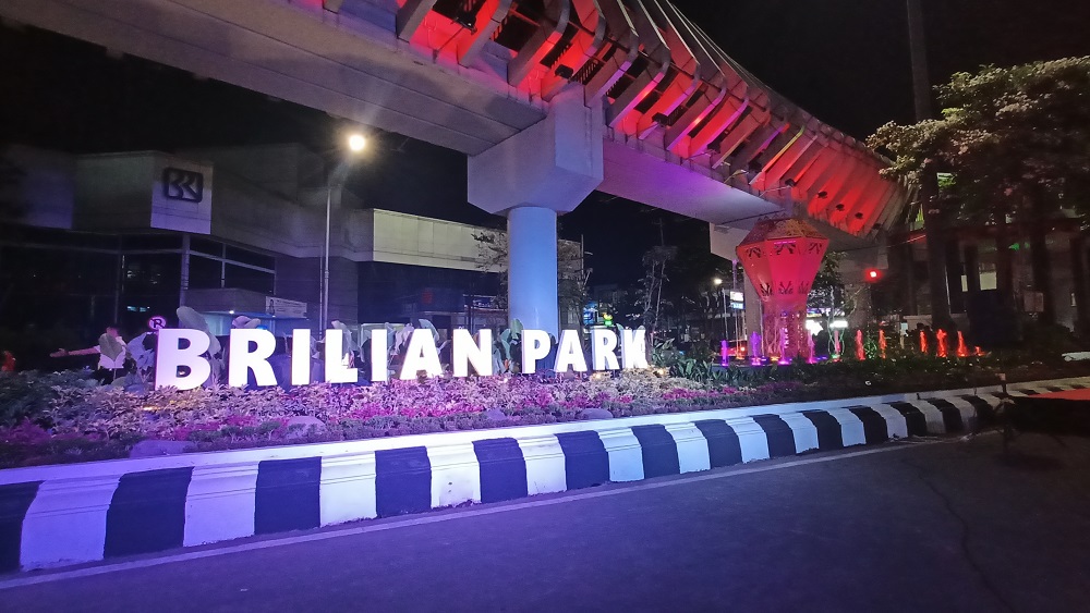 Taman Brilian Semarang menjadi ikon dan tetenger baru di Jalan Pandanaran Kota Semarang