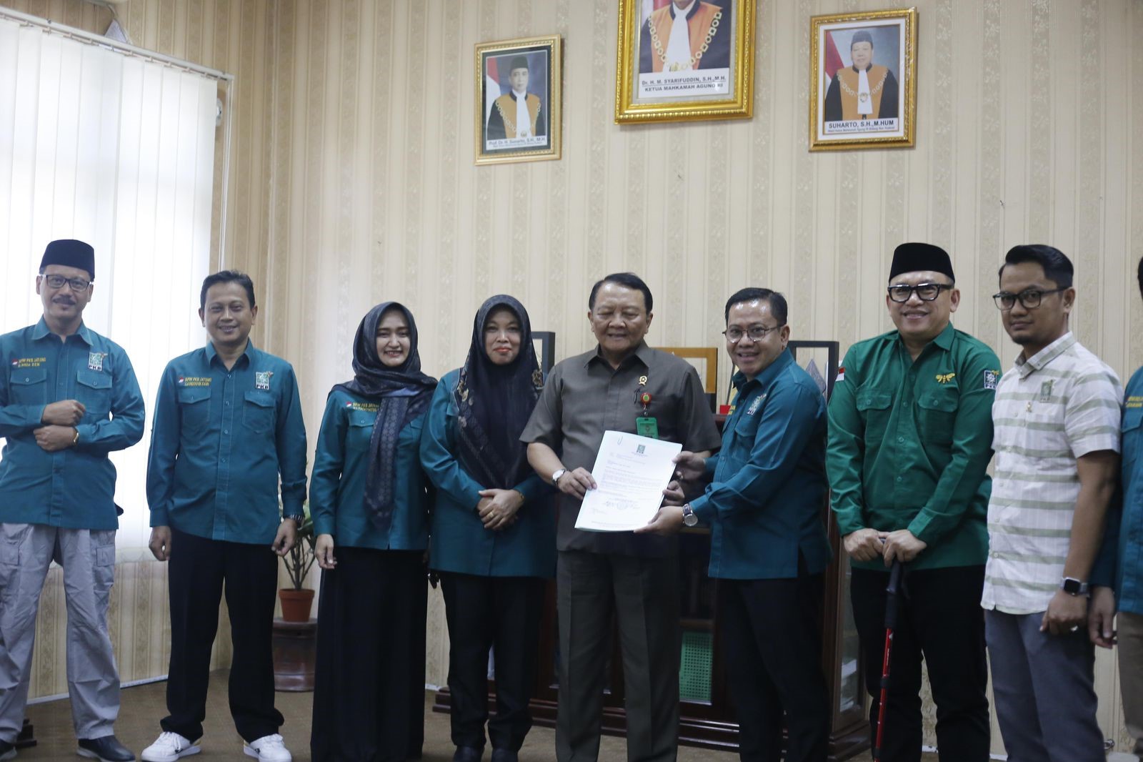Ketua Pengadilan Tinggi Jateng Charis Mardiyanto menerima SK Kepengurusan DPW PKB Jateng dari Sekretaris H Sukirman, SS, Selasa (20/8/2024).