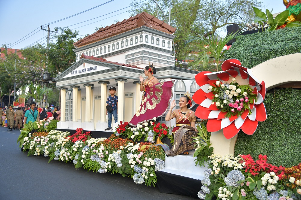 Salah satu penampilan mobil hias dengan desain gedung balai kota Semarang menarik perhatian warga saat Semarang Merdeka Flower Festival 2023.