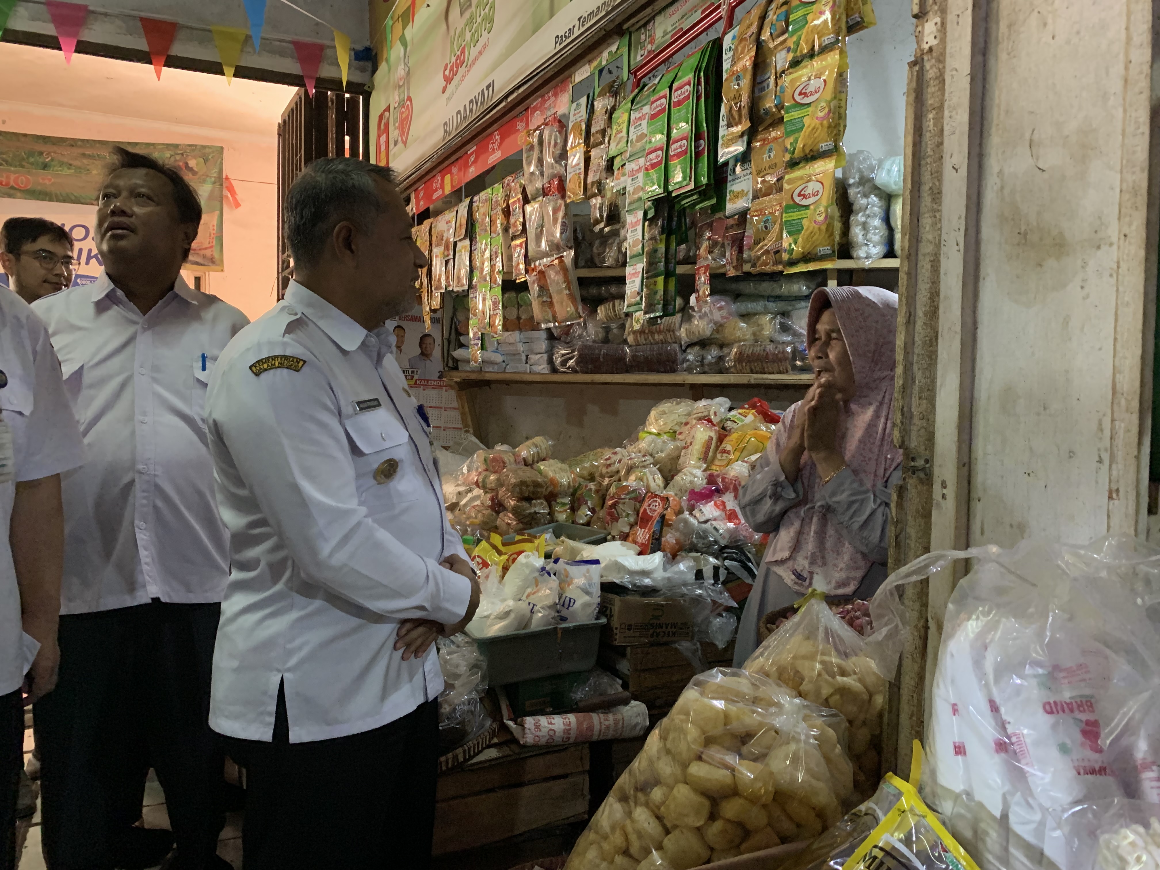 Pj Bupati Temanggung Hary Agung Prabowo berbincang dengan pedagang usai melaunching Kendit di Pasar Kliwon Temanggung, Rabu (21/8/2024).